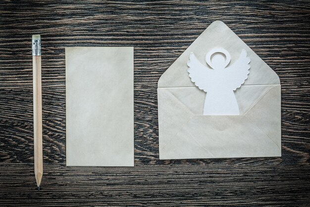 Foto vintage envelop blanco papier engel potlood op zwart bord