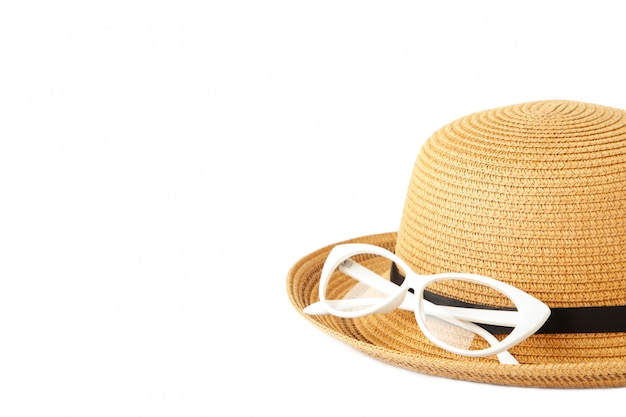 ヴィンテージは、麦わら帽子と白で隔離されるサングラスを製造します。