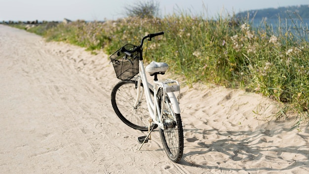 Foto vintage fiets buiten geparkeerd