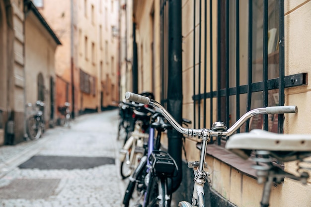 Vintage fiets leunend tegen de muur op een straat met wazige achtergrond