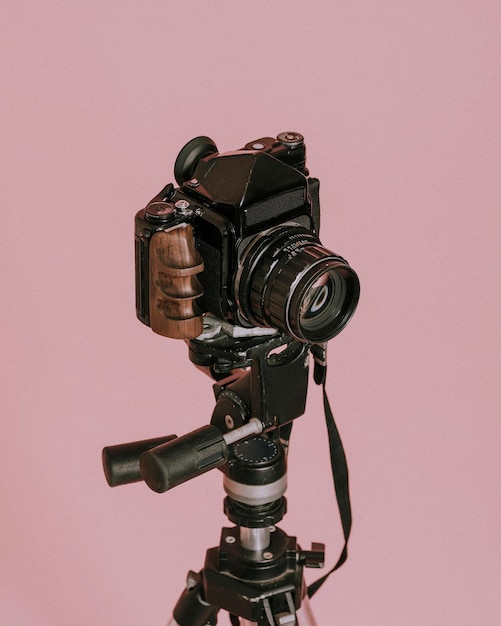 Photo vintage film camera on a tripod
