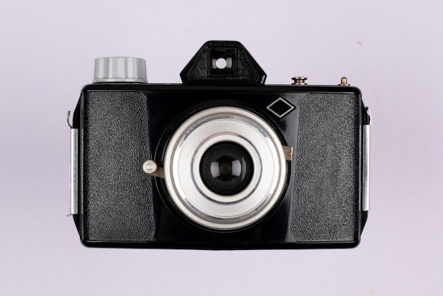 Vintage filmcamera geïsoleerd op witte achtergrond