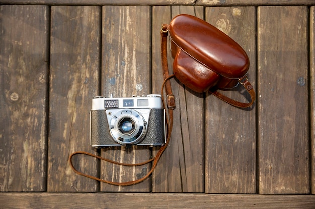 Vintage filmcamera op hout achtergrond