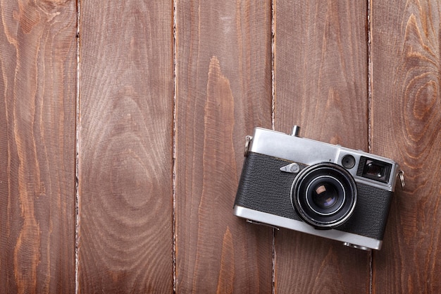 Vintage filmcamera op houten tafel