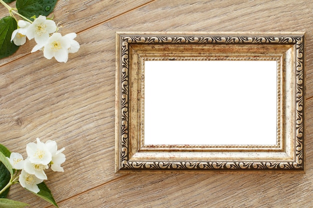 Vintage fotolijstjes met kopie ruimte en jasmijn bloemen op houten planken. Bovenaanzicht.