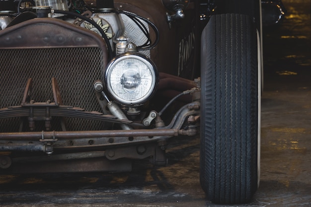 Garage vintage con auto d'epoca rianimare.