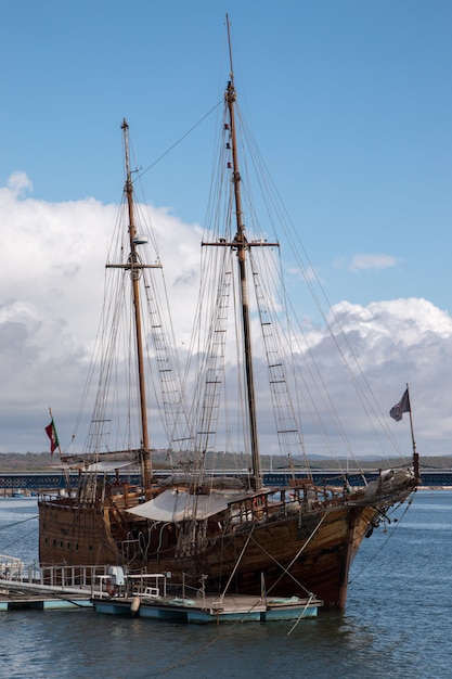 Vintage gerestaureerde Caravel-schip verankerd