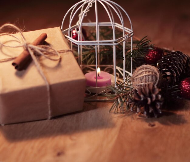 Vintage geschenkdoos en kaars op een kerstachtergrond