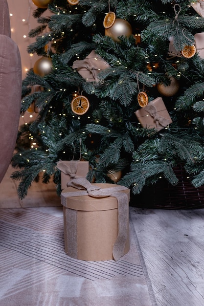 Foto scatola regalo vintage vicino all'albero di natale closeup