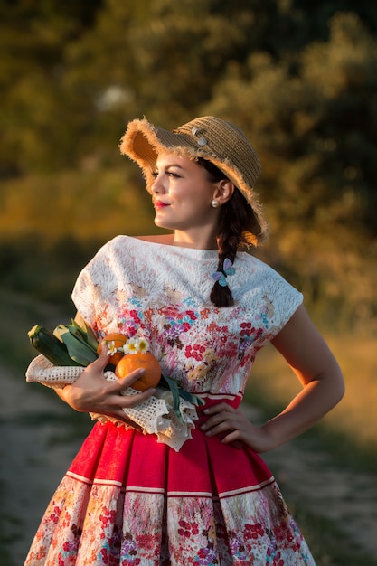 Foto ragazza vintage in campagna