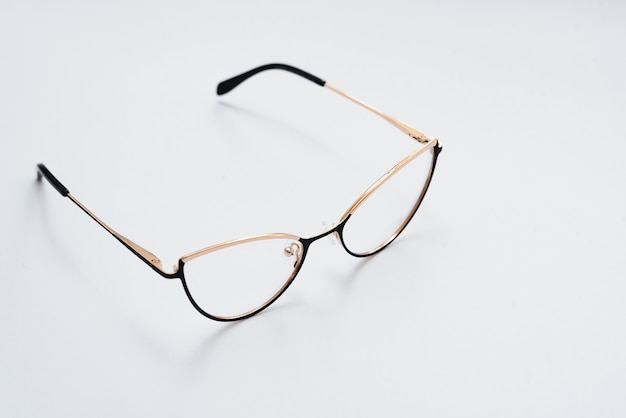 Винтажные очки, изолированные на белом фоне