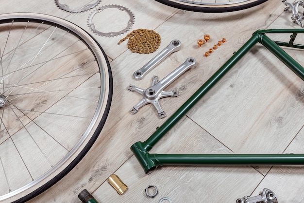 Винтажная зеленая велосипедная рама и детали, вид сверху