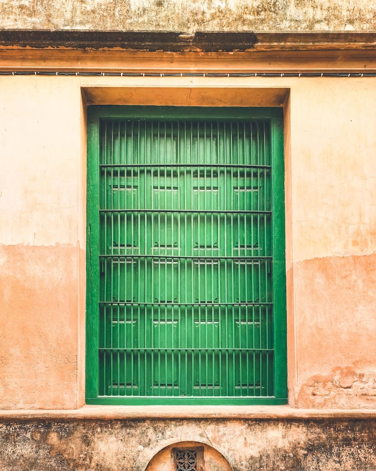फोटो vintage green wooden window at an old mosque in kolkata west bengal india in january 2023