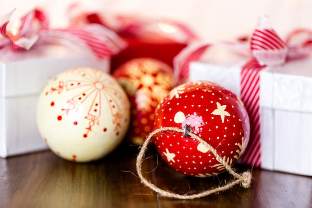 Vintage handgemaakte kerst ornamenten op tafel.