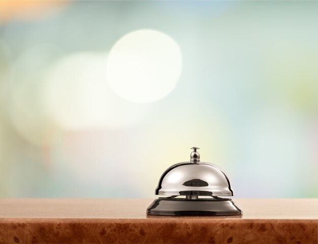 Vintage hotel receptie service desk bell op onscherpe achtergrond, bokeh