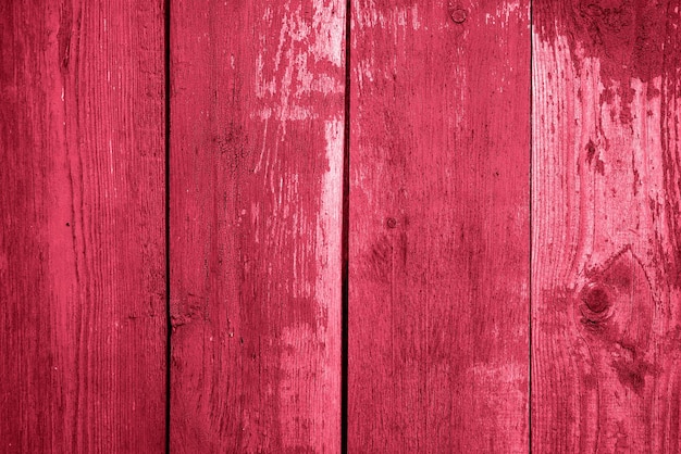 Vintage houten achtergrond met afbladderende rode verf trendy viva magenta kleur van het jaar 202
