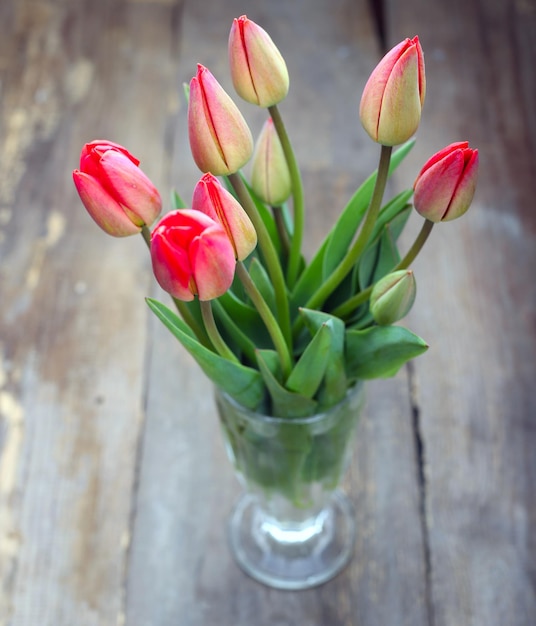 Vintage houten achtergrond met tulpen