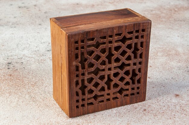 Vintage houten aroma box op betonnen ondergrond