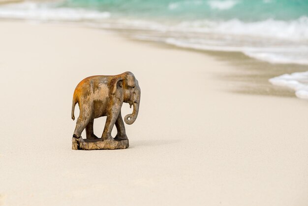 Vintage houten beeldje van een olifant op de oceaan