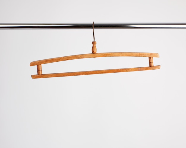 Vintage houten hanger opknoping op een metalen pijp