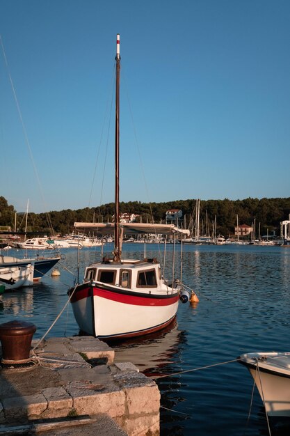 Vintage houten jacht afgemeerd aan de oever van het eiland Hvar Dalmatië, Kroatië