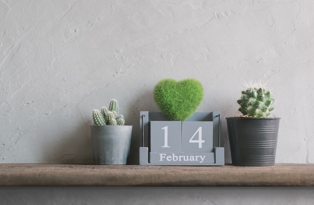 Vintage houten kalender voor 14 februari met groen hart