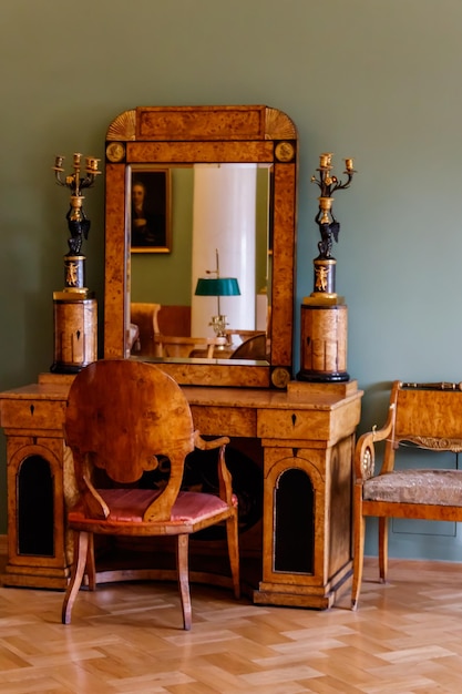 Vintage houten kaptafel met spiegel in een kamer