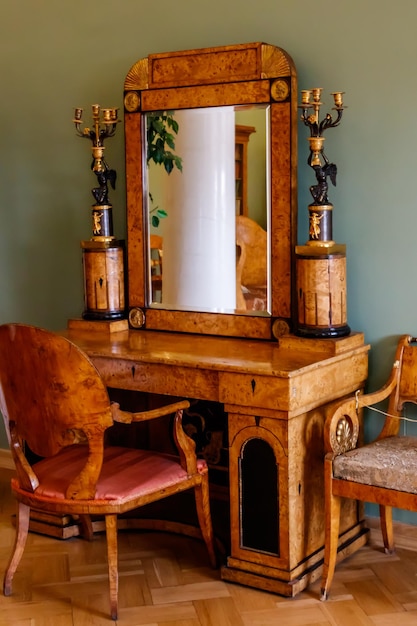 Vintage houten kaptafel met spiegel in een kamer