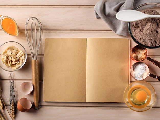 Foto vintage houten keukentafel met leeg kookboek bakken taart ingrediënten