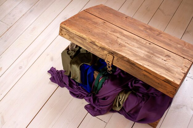 Vintage houten kist met tissues op een houten vloer Bovenaanzicht