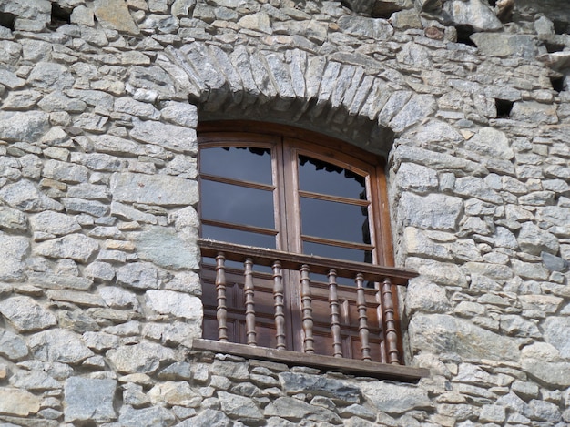 Vintage houten raam van een stenen gebouw in La Vella, Andorra