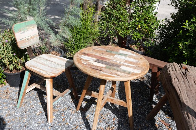 Vintage houten tafel en stoelen op tropische tuin in de achtertuin