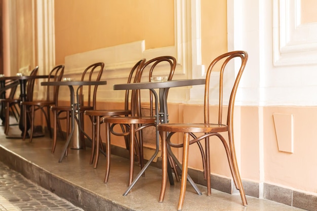 Vintage houten tafels en stoelen van caféterras