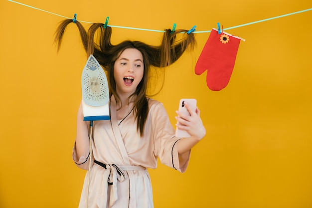 Vintage huishoudster vrouw Multitasking moeder Verschillende huishoudelijke taken uitvoeren Jonge huisvrouw