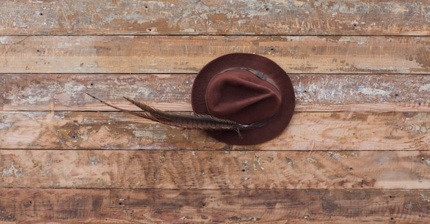 Foto cappello da caccia vintage su fondo in legno