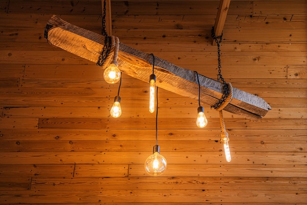 写真 木造住宅のインテリアにランプの雰囲気を作り出すヴィンテージの白熱電球