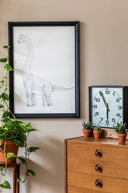 デザインレトロな木製のcommode、植物、サボテン、黒い時計とベージュの壁にモックアップポスターフレームとリビングルームのヴィンテージインテリアデザイン。スタイリッシュな家の装飾。ミニマルなコンセプトテンプレート。