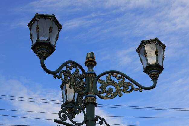 Foto lampada stradale in ferro d'epoca con cielo blu in una giornata limpida