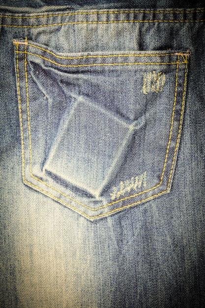 Винтажные джинсы порваны джинсовой текстурой.