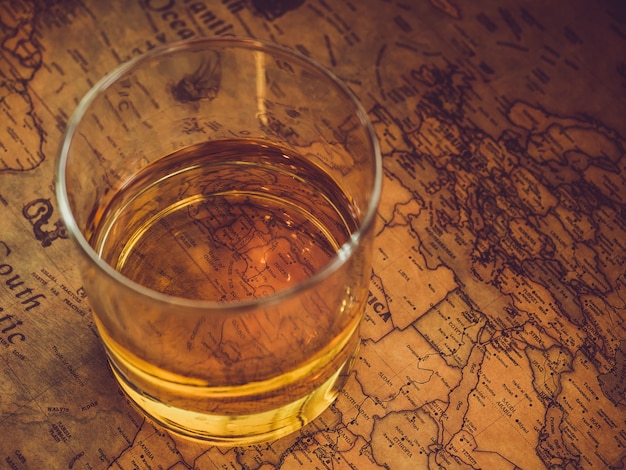 Foto vintage kaart en een glas whisky