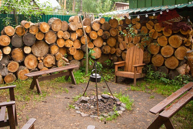 Vintage kampeerketel boven open vuur in het zomerbos