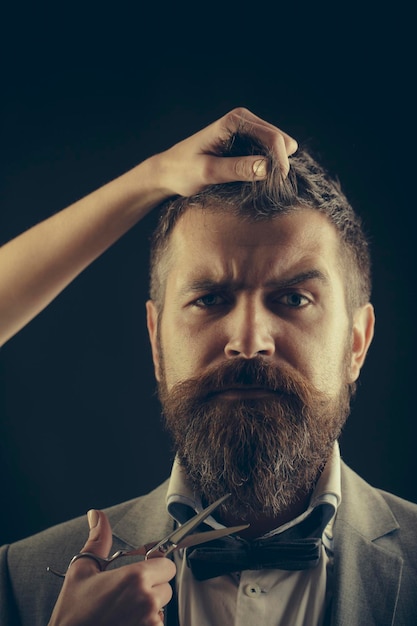 Vintage kapperszaak scheren Heren kapsel Bebaarde man lange baard brutale Kaukasische hipster met snor kapsel Kapper schaar Knappe bebaarde Sexy mannen macho lange baard