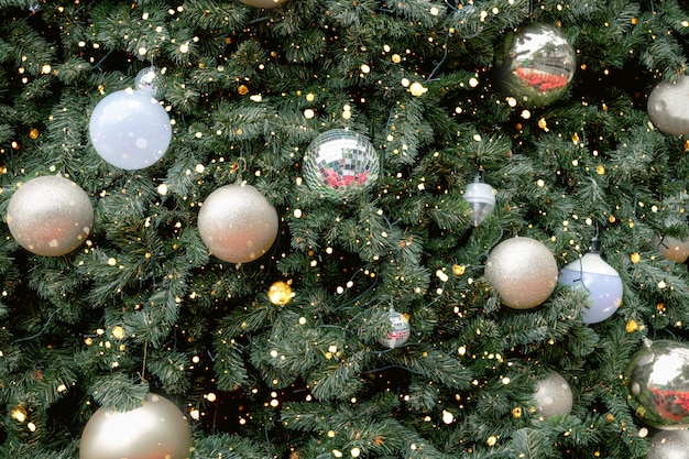 Vintage kerstboom met gouden bal ornament en decoratie, sprankelend licht. Kerstmis en Nieuwjaar vakantieachtergrond. vintage kleurtoon.