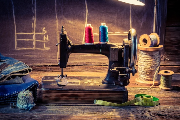 Vintage kleermakersatelier met naaimachinedoek en schaar