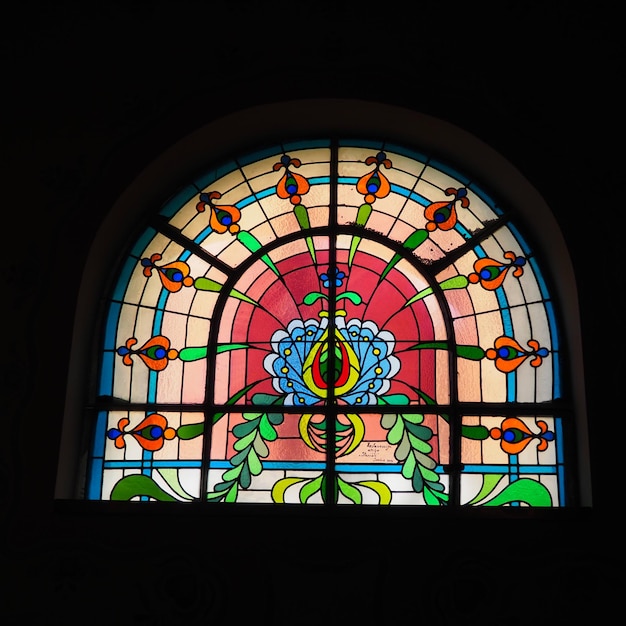 Vintage kleurrijke glas-in-loodramen in de synagoge Glas met afbeeldingen of gekleurde patronen