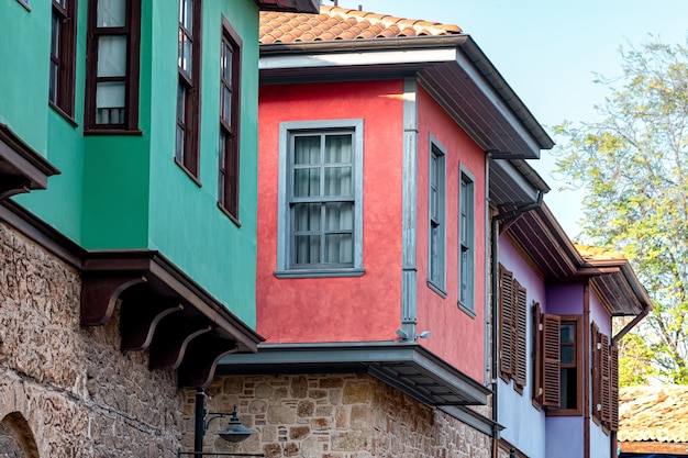 Vintage kleurrijke huizen aan de historische straat