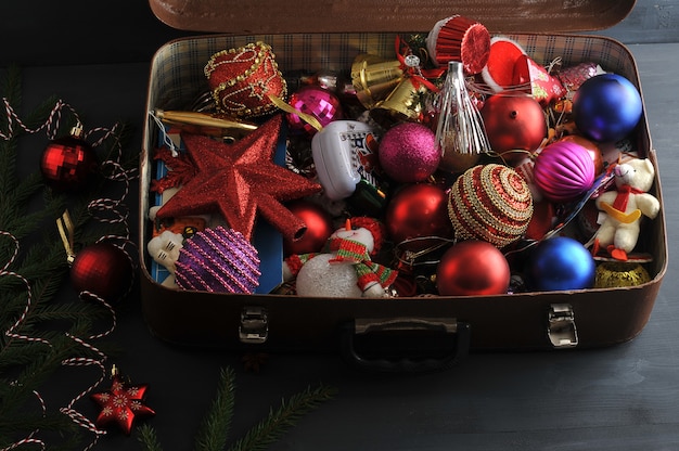 Vintage koffer met feestelijke kerstversiering voor de kerstboom