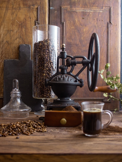 vintage koffiemolen koffie en croissant op een donkere achtergrond