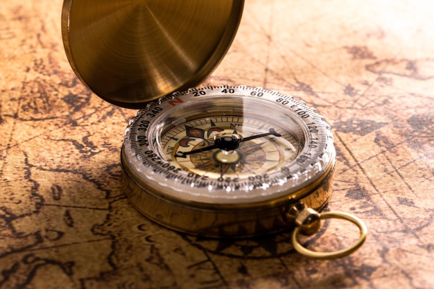 vintage kompas op oude wereldkaart close-up voor avontuur concept.