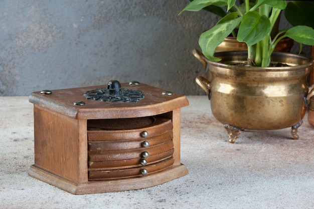 Vintage kurk onderzetters in een houten kist